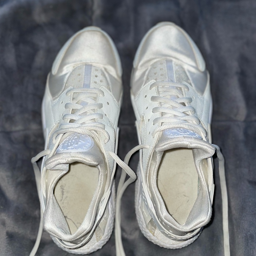 White Nike huaraches size 8.5